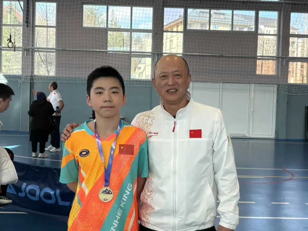 哈三中教师指导中国女子乒乓球队夺浩瀚体育app得U15世界中学生夏季运动会团体冠军(图2)